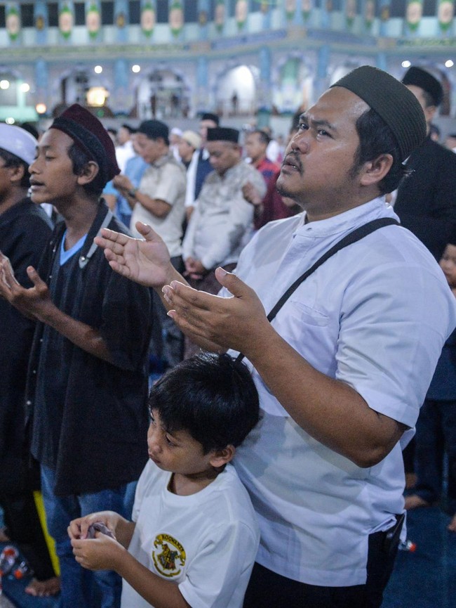 Muhasabah Akhir Tahun 2025, Umat Islam Panjatkan Doa Bersama di Berbagai Daerah