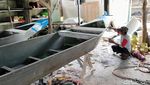 Musim Hujan Perajin Perahu PVC di Lamongan Banjir Pesanan