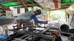 Musim Hujan Perajin Perahu PVC di Lamongan Banjir Pesanan