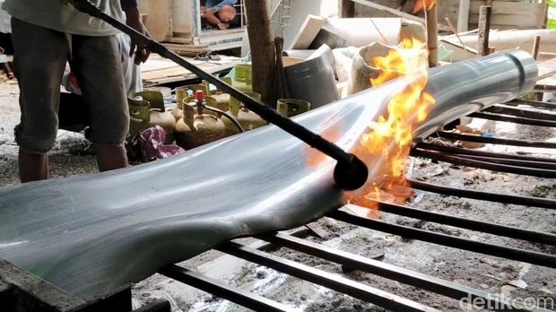 Musim Hujan  Pengrajin Musim Hujan Perahu PVC di Lamongan Banjir Pesanan External Inbox