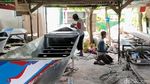 Musim Hujan Perajin Perahu PVC di Lamongan Banjir Pesanan