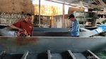 Musim Hujan Perajin Perahu PVC di Lamongan Banjir Pesanan