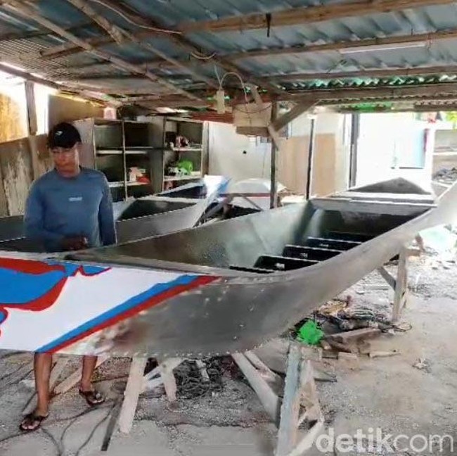 Musim Hujan Perajin Perahu PVC di Lamongan Banjir Pesanan