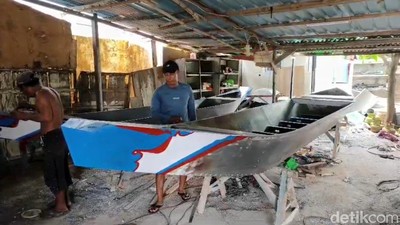 Musim Hujan Perajin Perahu PVC di Lamongan Banjir Pesanan