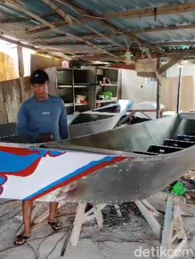 Musim Hujan Perajin Perahu PVC di Lamongan Banjir Pesanan