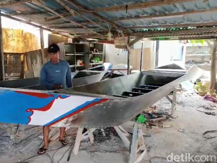 Musim Hujan Perajin Perahu PVC di Lamongan Banjir Pesanan