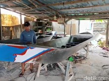 Musim Hujan Perajin Perahu PVC di Lamongan Banjir Pesanan