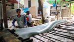 Musim Hujan Perajin Perahu PVC di Lamongan Banjir Pesanan