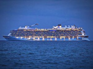 Pelabuhan Celukan Bawang Kedatangan Ovation of The Seas di Pengujung 2025