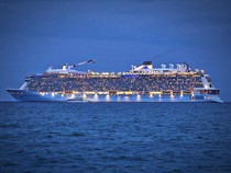 Pelabuhan Celukan Bawang Kedatangan Ovation of The Seas di Pengujung 2025