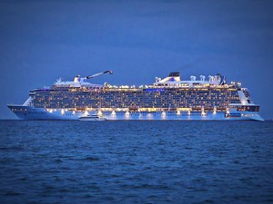 Pelabuhan Celukan Bawang Kedatangan Ovation of The Seas di Pengujung 2025