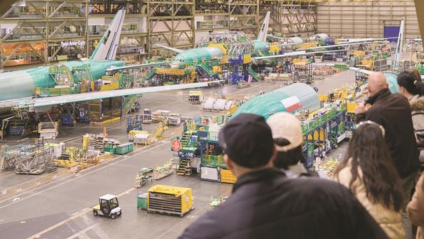 Pabrik Boeing Everett yang disebut sebagai bangunan paling besar di dunia.