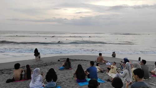Sejumlah turis memadati Pantai Batu Bolong di Canggu, Kuta Utara, Badung, menikmati Sunset terakhir di 2025, Rabu sore (31/12/2025).