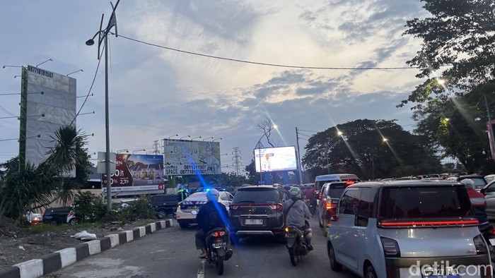 Pantauan Arus Lalu Lintas di Bundaran Waru