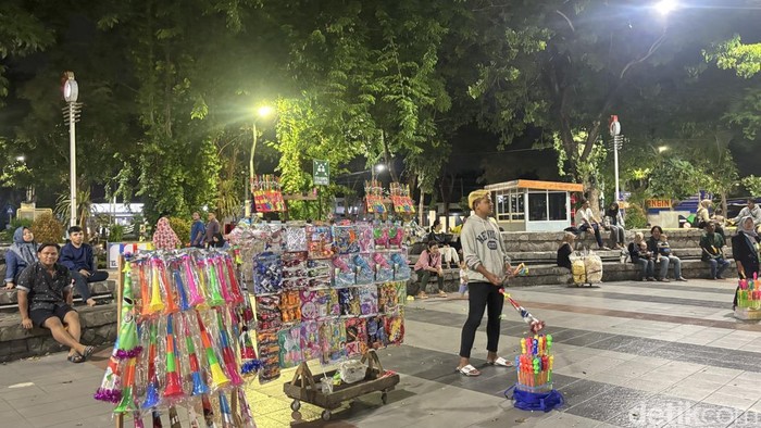 Para pedagang di Taman Bungkul jelang malam pergantian tahun