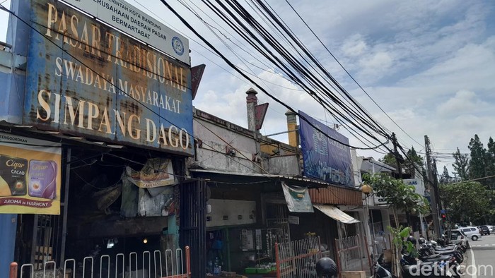 Riuh Pasar Simpang Dago yang Kini Memudar
