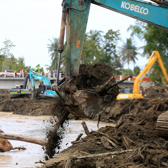 Pascabanjir Bandang Aceh, Aliran Sungai Dibersihkan dari Kayu Gelondongan