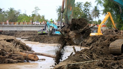 Pascabanjir Bandang Aceh, Aliran Sungai Dibersihkan dari Kayu Gelondongan