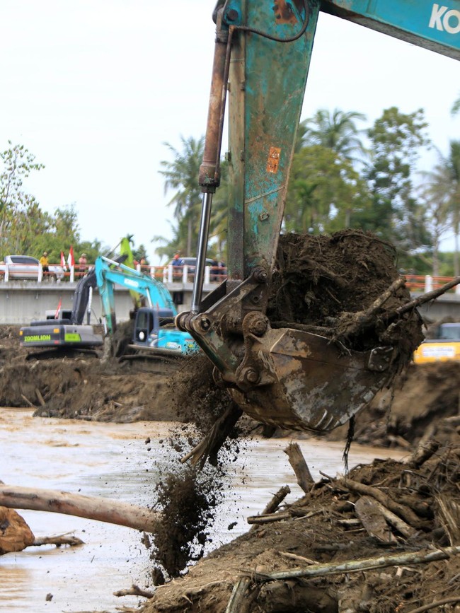 Pascabanjir Bandang Aceh, Aliran Sungai Dibersihkan dari Kayu Gelondongan