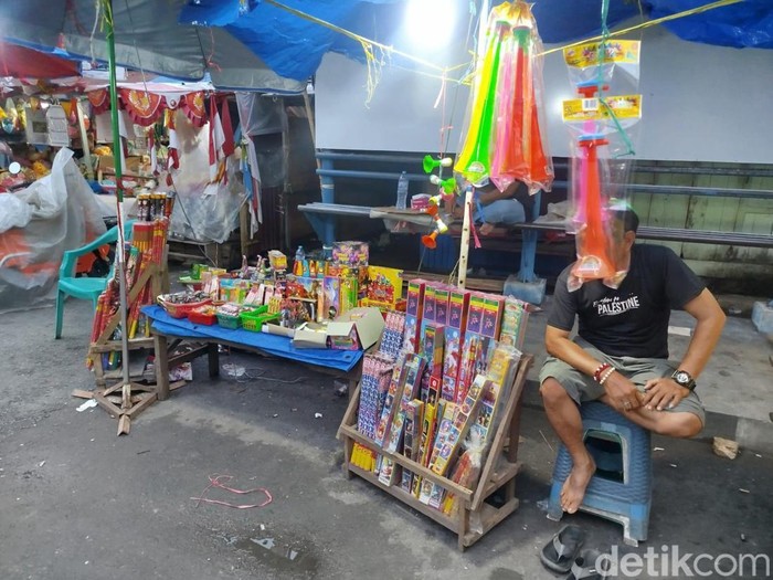 Pedagang petasan di Jalan Pasar Taman Sari Banjarmasin.