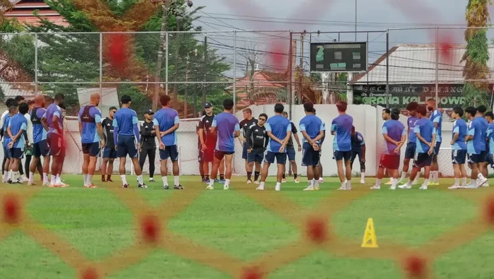 Pelatih Tomas Trucha memimpin latihan PSM Makassar di Stadion Kalegowa.