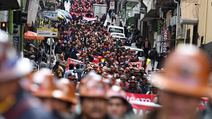 Miners affiliated with the Central Obrera Boliviana (COB) take part in a protest against Decree 5503, as diesel and gasoline prices continue to rise, in La Paz, Bolivia, December 30, 2025. REUTERS/Claudia Morales