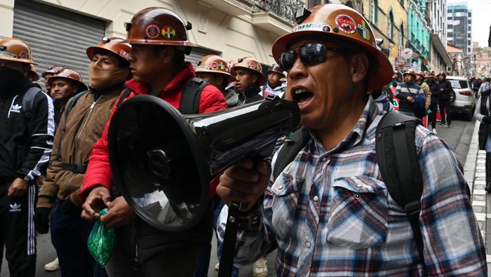 Miners affiliated with the Central Obrera Boliviana (COB) take part in a protest against Decree 5503, as diesel and gasoline prices continue to rise, in La Paz, Bolivia, December 30, 2025. REUTERS/Claudia Morales