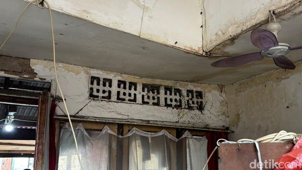 Penampakan salah satu bagian plafon di area depan rumah Diding Boneng