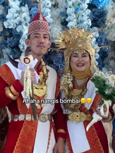Pengantin wanita ini membagikan riasan makeupnya saat memilih MUA sendiri dan memakai juru rias di rumah mertua. Hasilnya jadi sorotan warganet. Postingan tersebut langsung viral di media sosial. Pengantin wanita ini membagikan riasan makeupnya saat memilih MUA sendiri dan memakai juru rias di rumah mertua. Hasilnya jadi sorotan warganet. Postingan tersebut langsung viral di media sosial.