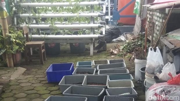 Pengolahan sampah di Kelurahan Sarijadi, Kota Bandung.