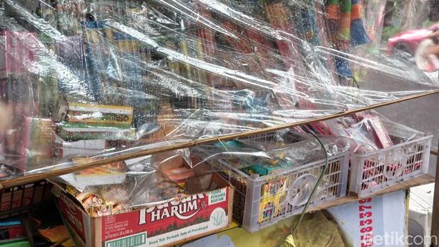 Penjual kembang api di Makassar.