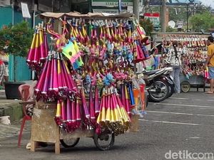 Penjual Terompet Rugi karena Tak Ada Perayaan Tahun Baru di Lubuklinggau