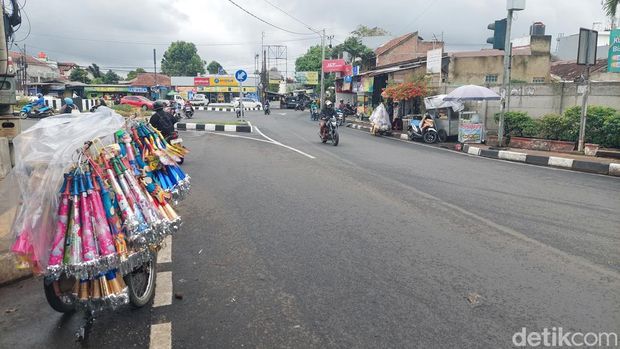 Penjual terompet tahun baru di dekat Kantor Wali Kota Cimahi