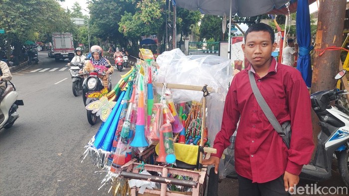 Keluh Kesah Penjual Terompet di Cimahi, 2 Hari Jualan Laku 6 Biji