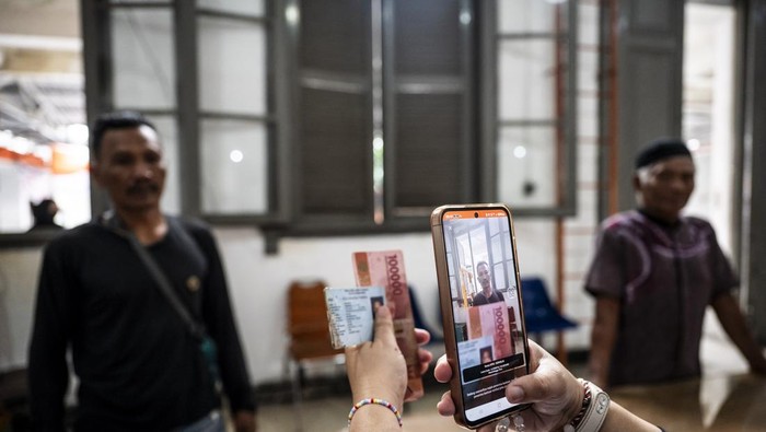 Warga penerima manfaat menunjukkan uang tunai Bantuan Langsung Tunai (BLT) Kesejahteraan Rakyat (Kesra) tahap IV di Kantor Pos Besar, Semarang, Jawa Tengah, Rabu (31/12/2025). Pemerintah menyalurkan BLT Kesra tersebut sekaligus untuk tiga bulan yakni Oktober, November dan Desember 2025 dengan total bantuan sebesar Rp900 ribu yang diterima setiap Keluarga Penerima Manfaat (KPM). ANTARA FOTO/Aprillio Akbar/nym.