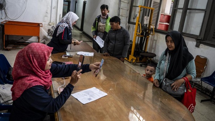 Warga penerima manfaat menunjukkan uang tunai Bantuan Langsung Tunai (BLT) Kesejahteraan Rakyat (Kesra) tahap IV di Kantor Pos Besar, Semarang, Jawa Tengah, Rabu (31/12/2025). Pemerintah menyalurkan BLT Kesra tersebut sekaligus untuk tiga bulan yakni Oktober, November dan Desember 2025 dengan total bantuan sebesar Rp900 ribu yang diterima setiap Keluarga Penerima Manfaat (KPM). ANTARA FOTO/Aprillio Akbar/nym.