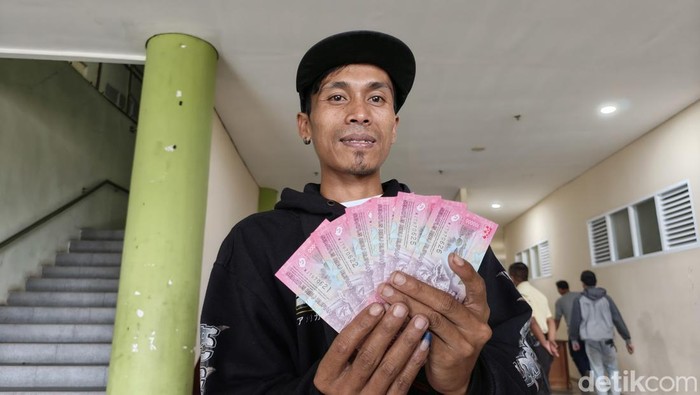 Penyerahan kompensasi Rp 500 ribu untuk sopir angkot yang diliburkan saat Tahun Baru 2026.