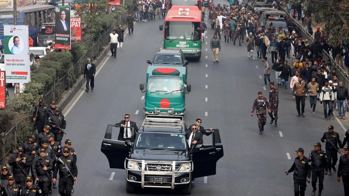 Security forces escort a flag-draped vehicle carrying the body of Bangladesh's former Prime Minister Khaleda Zia for her funeral in Dhaka, Bangladesh, December 31, 2025. REUTERS/Anik Rahman     TPX IMAGES OF THE DAY