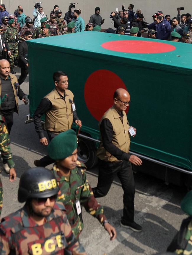 Momen Mantan PM Bangladesh Khaleda Zia Dikebumikan dengan Pengawalan Ketat