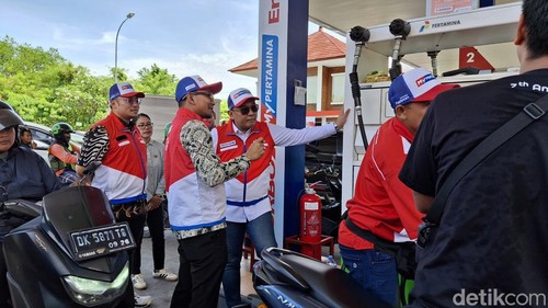 Wakil Komisaris Utama PT Pertamina (Persero), Todotua Pasaribu, di SPBU Bandara I Gusti Ngurah Rai. Rabu (31/12/2025). (Fabiola Dianira)