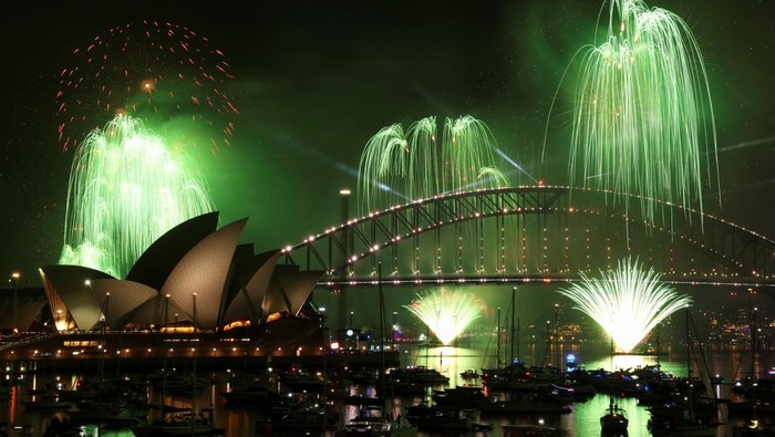 Perayaan malam Tahun Baru di Sydney, Australia, berlangsung meriah dengan pertunjukan kembang api spektakuler yang menerangi langit kota pada Kamis (1/1/2026). Dentuman kembang api meledak di atas Jembatan Pelabuhan Sydney, menjadi penanda resmi dimulainya tahun 2026. REUTERS/Hollie Adams