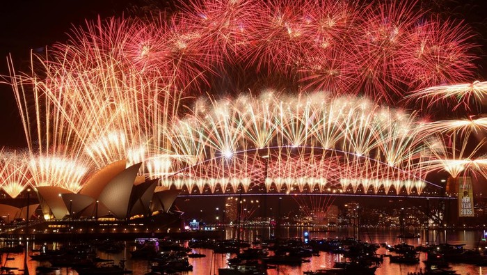 Perayaan malam Tahun Baru di Sydney, Australia, berlangsung meriah dengan pertunjukan kembang api spektakuler yang menerangi langit kota pada Kamis (1/1/2026). Dentuman kembang api meledak di atas Jembatan Pelabuhan Sydney, menjadi penanda resmi dimulainya tahun 2026. REUTERS/Hollie Adams