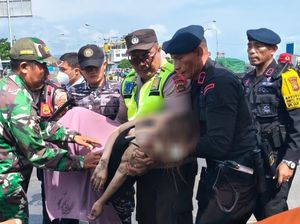 Video: Detik-detik Penumpang Kapal Nekat Lompat ke Laut Selat Bali