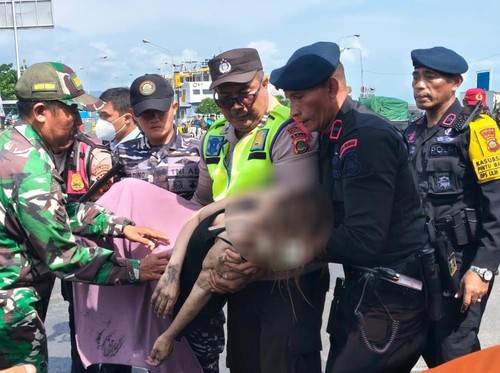Petugas mengevakuasi perempuan yang melompat dari kapal ke laut Selat Bali di Pelabuhan Gilimanuk, Jembrana, Bali, Rabu (31/12/2025). (Foto: Pos AL Gilimanuk)