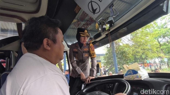 Bus di Sukabumi Masih Nekat Pakai Ban Vulkanisir Depan