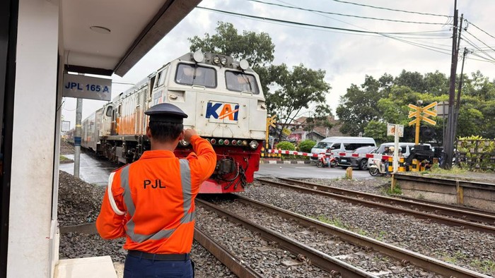 Tak Cuma Tutup Palang, Ini Peran Penting Penjaga Lintasan Kereta