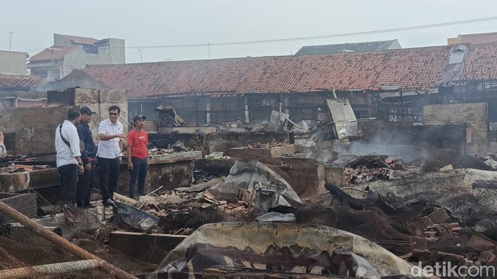 Polisi saat lakukan olah TKP di lapak Pasar Lemahabang Cirebon yang hangus terbakar