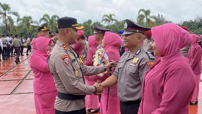 Polres Bangka Barat Beri Penghargaan dan Kenaikan Pangkat 43 Personel.