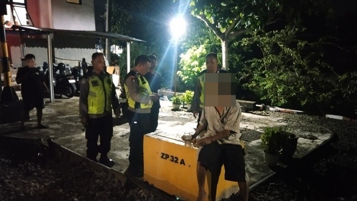Polisi Sragen Selamatkan Warga Linglung yang Jalan di Atas Rel