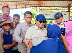 Prabowo Malam Tahun Baru di Tapsel, Makan Malam-Nonton Bareng Korban Bencana